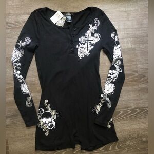 NWT: Hot Topic skulls & crosses romper